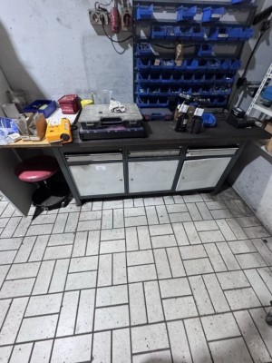1 Werkbank mit diversen Kleinwerkzeugen und Handmaschinen